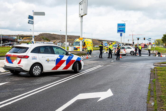 Twee auto's botsen op elkaar