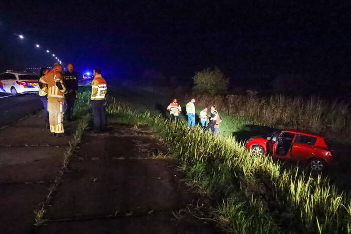 Automobilist belandt met voertuig onderaan het talud