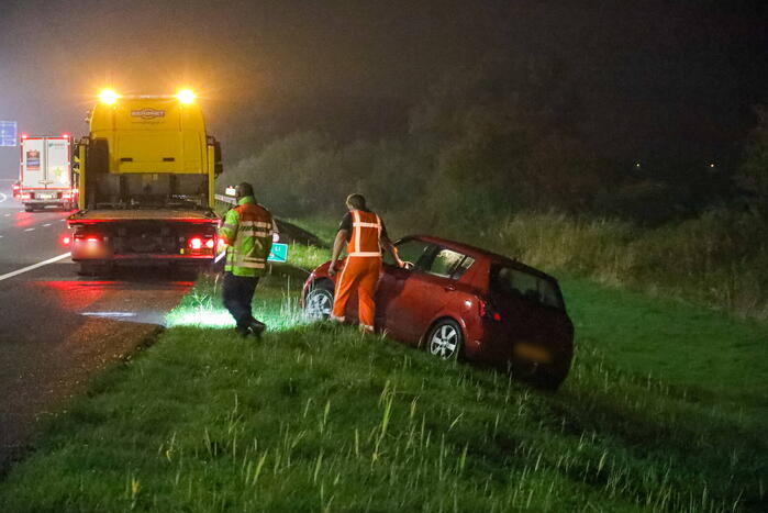 Automobilist belandt met voertuig onderaan het talud