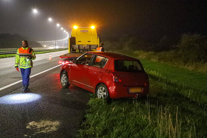 Automobilist belandt met voertuig onderaan het talud