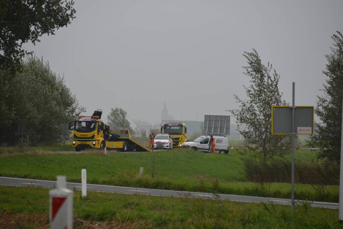 Bestelwagen belandt in de sloot