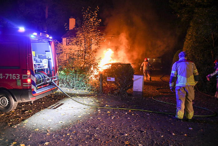 Twee personenwagens verwoest vanwege brand