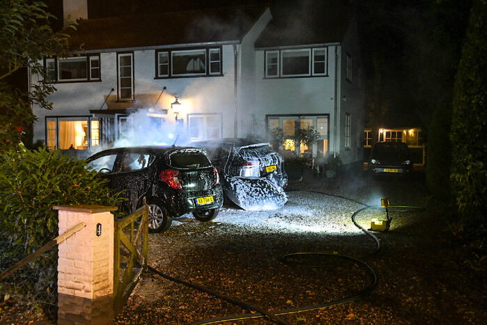 Twee personenwagens verwoest vanwege brand