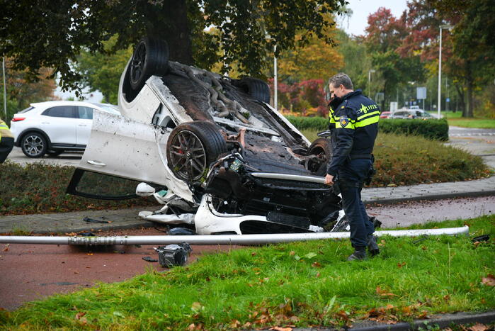 Mercedes-AMG belandt op de kop op fietspad