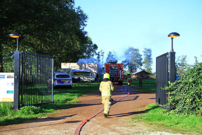 Vrachtwagentrailer in brand op camping