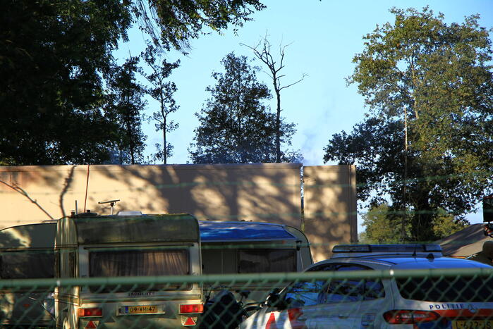 Vrachtwagentrailer in brand op camping