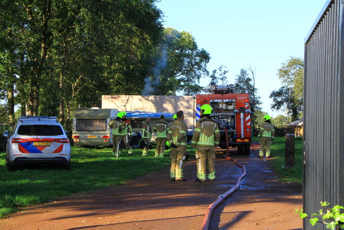 Vrachtwagentrailer in brand op camping
