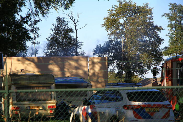 Vrachtwagentrailer in brand op camping