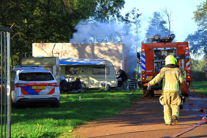 Vrachtwagentrailer in brand op camping