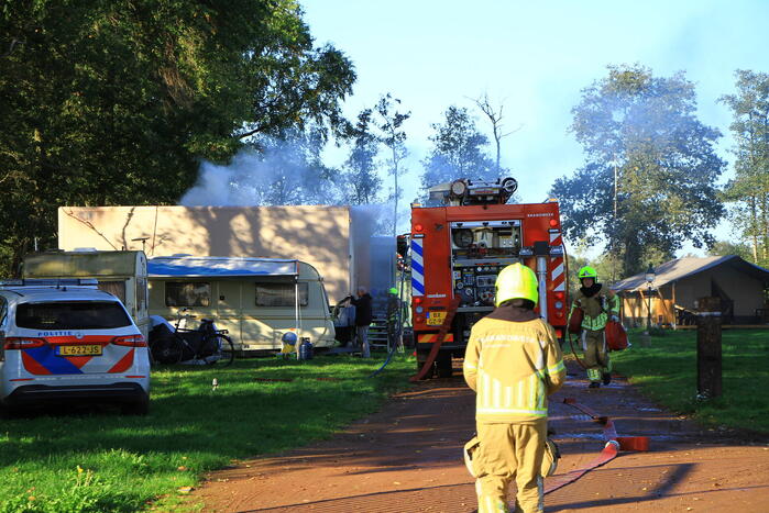 Vrachtwagentrailer in brand op camping
