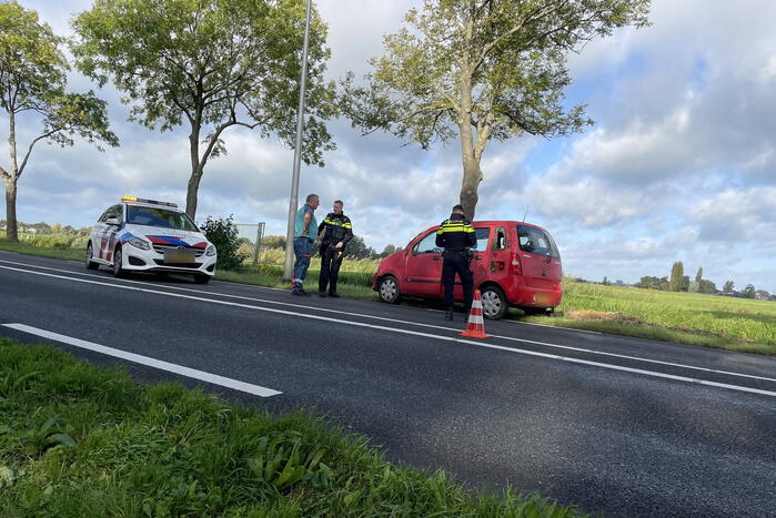 Auto klapt op lantaarnpaal