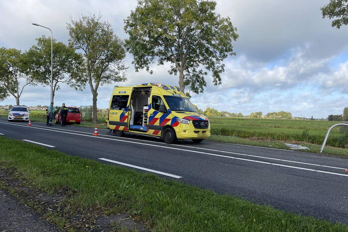 Auto klapt op lantaarnpaal
