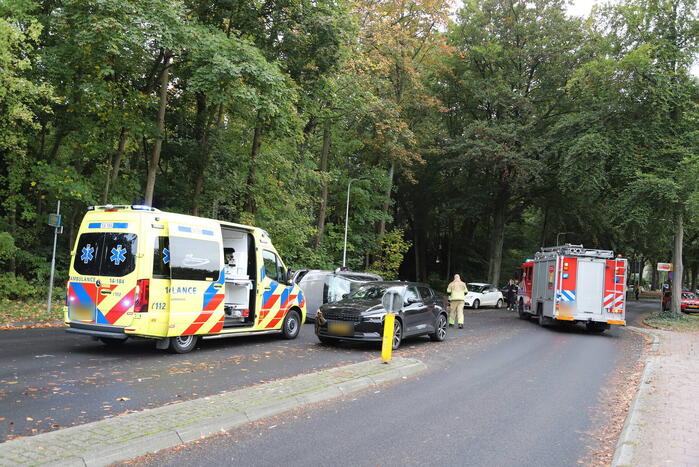 Persoon ernstig gewond nadat auto meerdere keren over de kop slaat