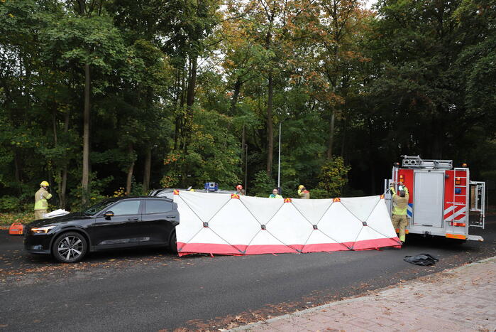 Persoon ernstig gewond nadat auto meerdere keren over de kop slaat