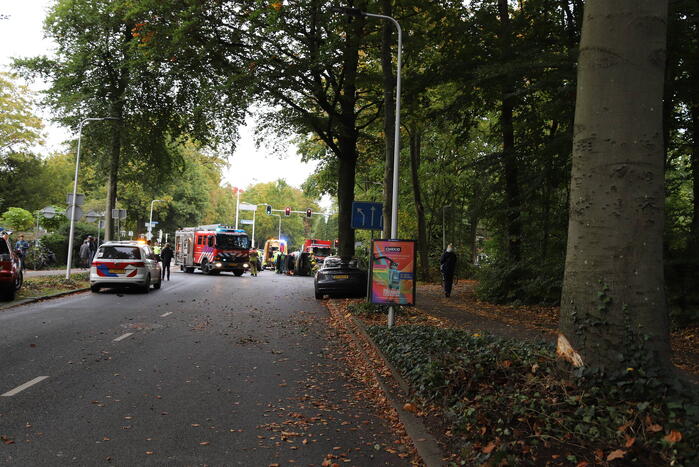 Persoon ernstig gewond nadat auto meerdere keren over de kop slaat