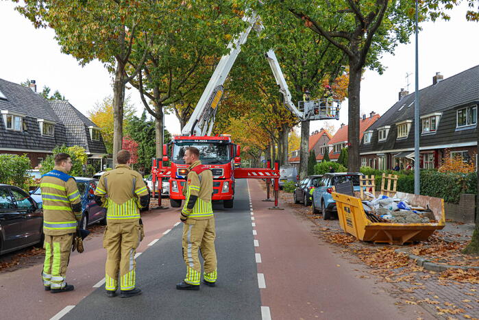 Weg afgesloten door gevaarlijk loshangende tak