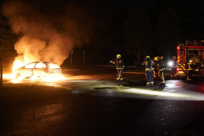 Auto volledig uitgebrand op parkeerplaats