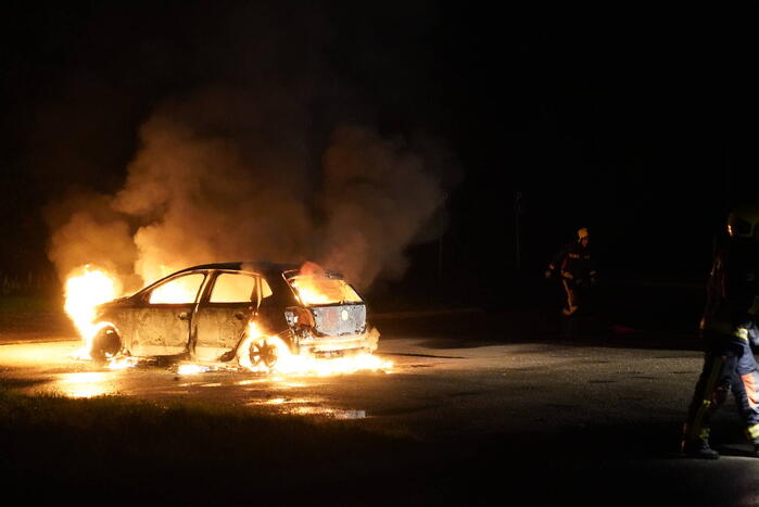 Auto volledig uitgebrand op parkeerplaats