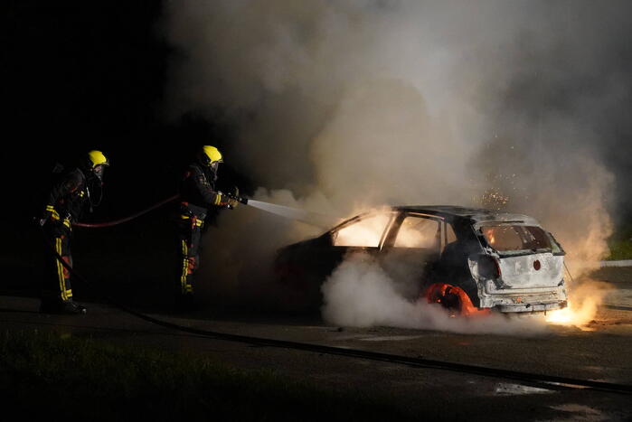 Auto volledig uitgebrand op parkeerplaats