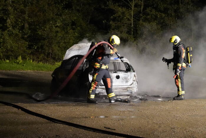 Auto volledig uitgebrand op parkeerplaats