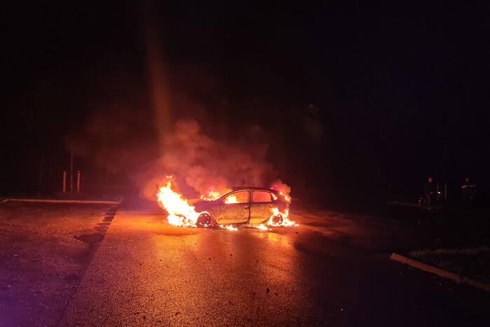 Auto volledig uitgebrand op parkeerplaats