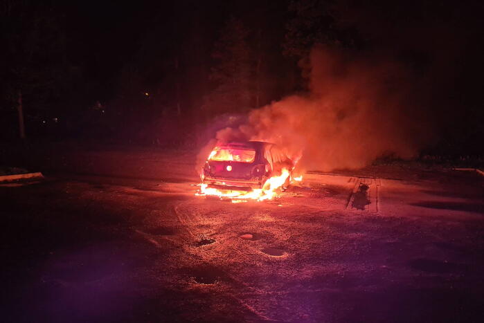 Auto volledig uitgebrand op parkeerplaats