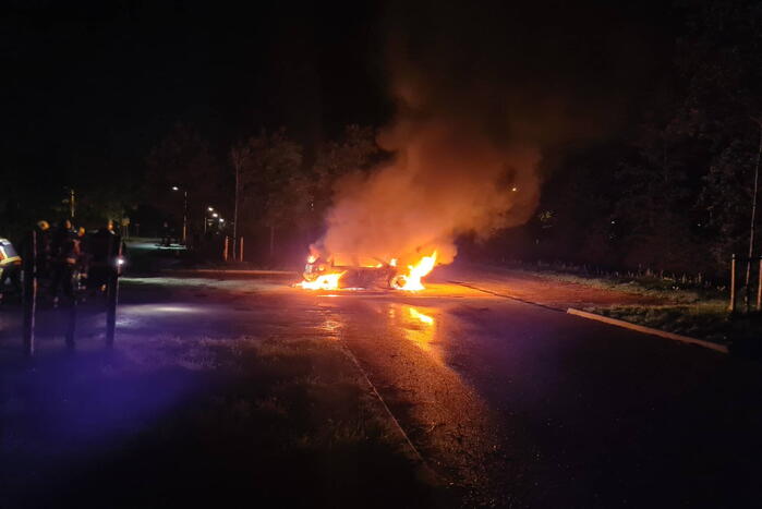 Auto volledig uitgebrand op parkeerplaats