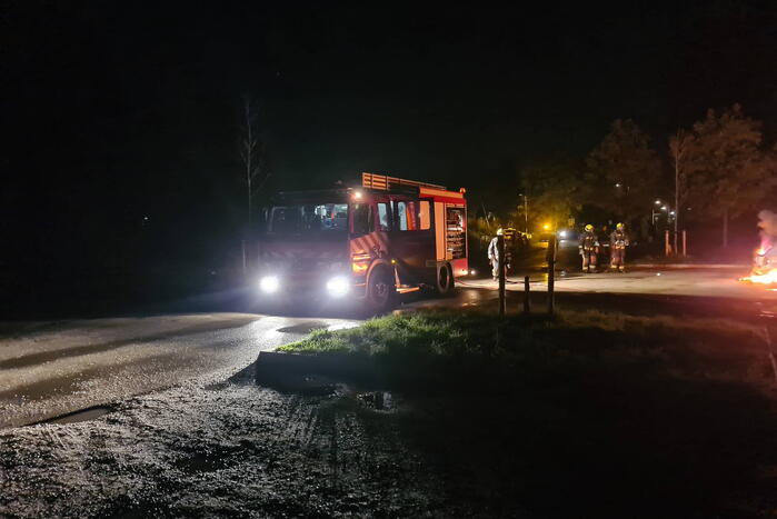 Auto volledig uitgebrand op parkeerplaats