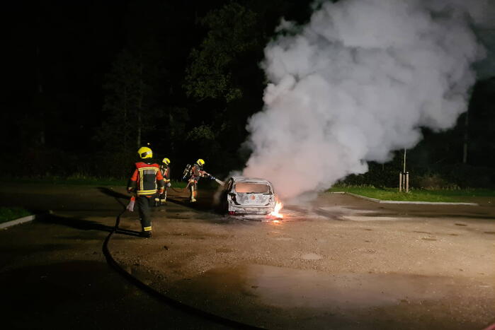 Auto volledig uitgebrand op parkeerplaats