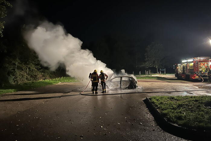 Auto volledig uitgebrand op parkeerplaats