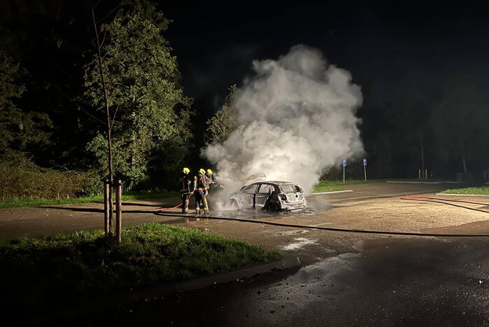 Auto volledig uitgebrand op parkeerplaats