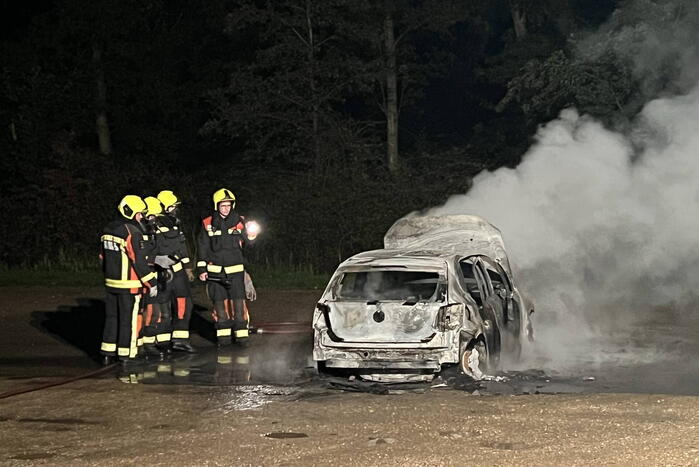 Auto volledig uitgebrand op parkeerplaats