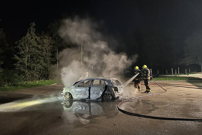 Auto volledig uitgebrand op parkeerplaats