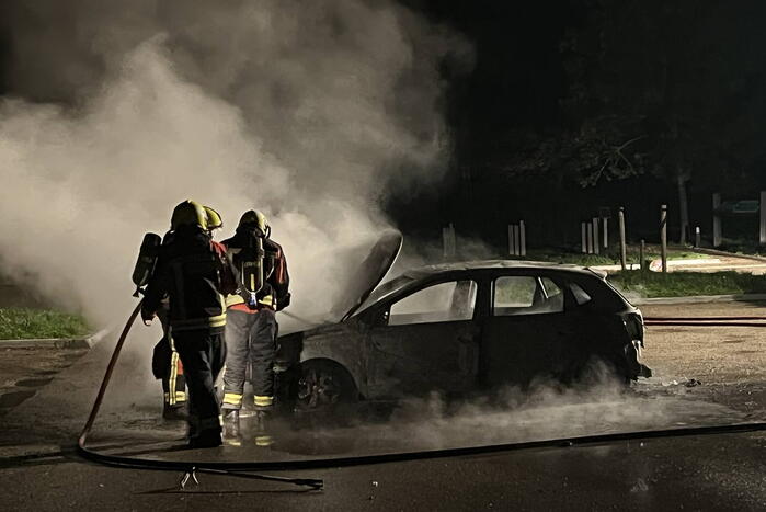 Auto volledig uitgebrand op parkeerplaats