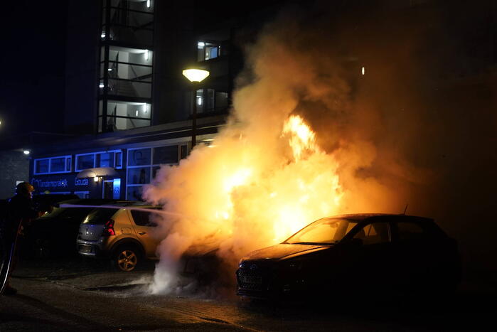 Tweede auto volledig uitgebrand