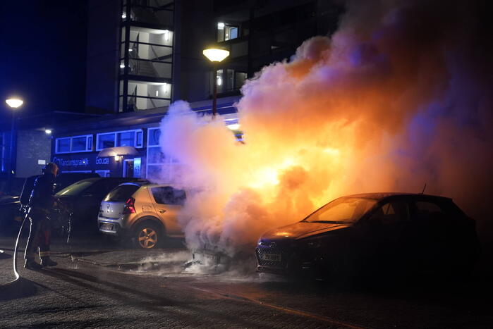 Tweede auto volledig uitgebrand