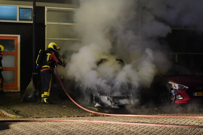 Tweede auto volledig uitgebrand