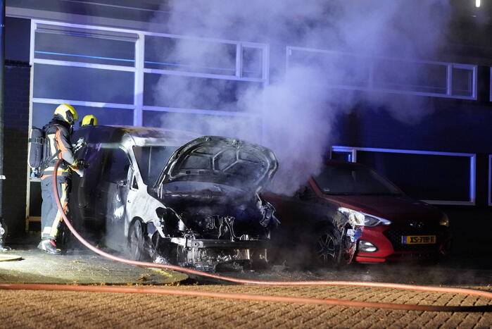 Tweede auto volledig uitgebrand