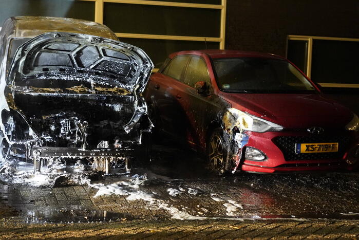 Tweede auto volledig uitgebrand