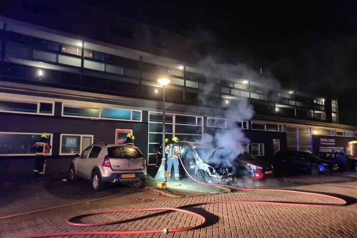 Tweede auto volledig uitgebrand