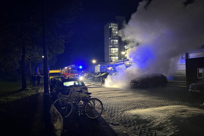 Tweede auto volledig uitgebrand