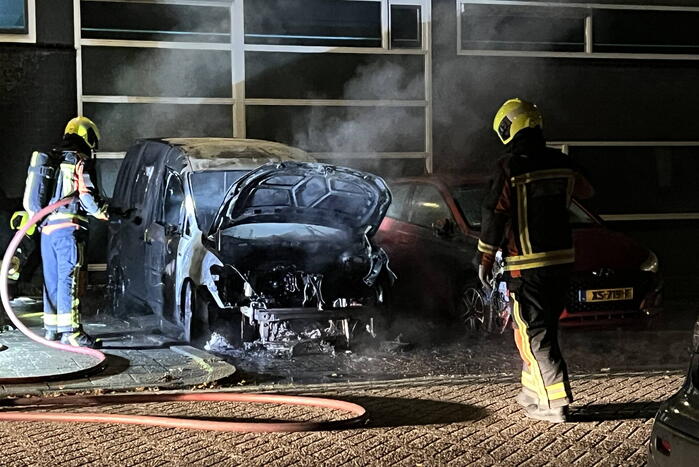 Tweede auto volledig uitgebrand
