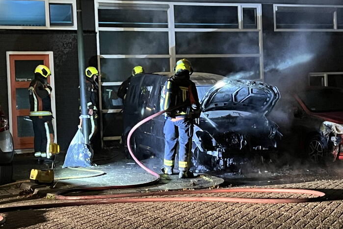 Tweede auto volledig uitgebrand
