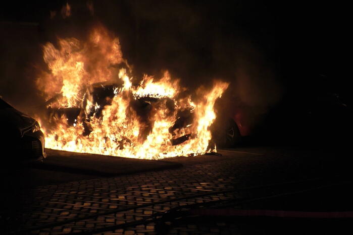Auto compleet verwoest vanwege brand