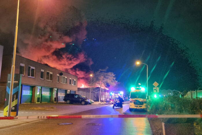 Vlammenzee verwoest opslag elektronicawinkel