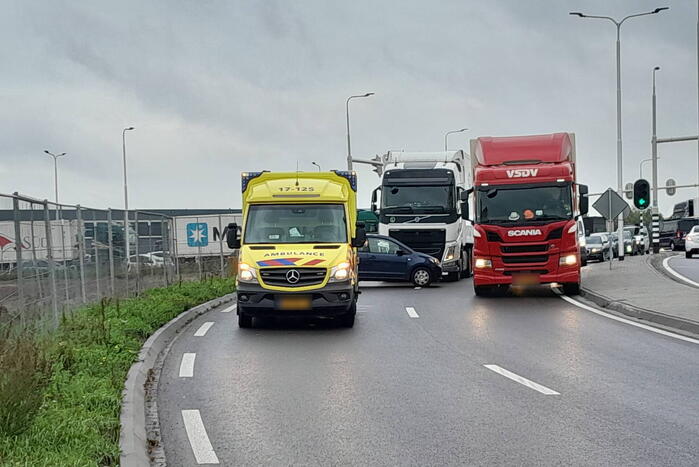 Vrachtwagen en auto betrokken bij botsing