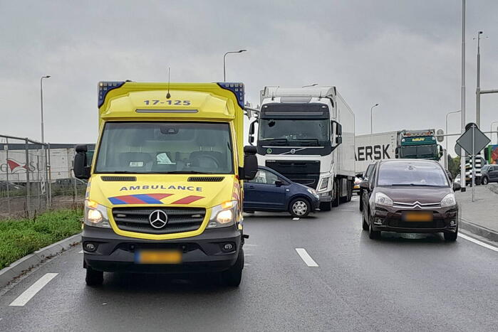 Vrachtwagen en auto betrokken bij botsing