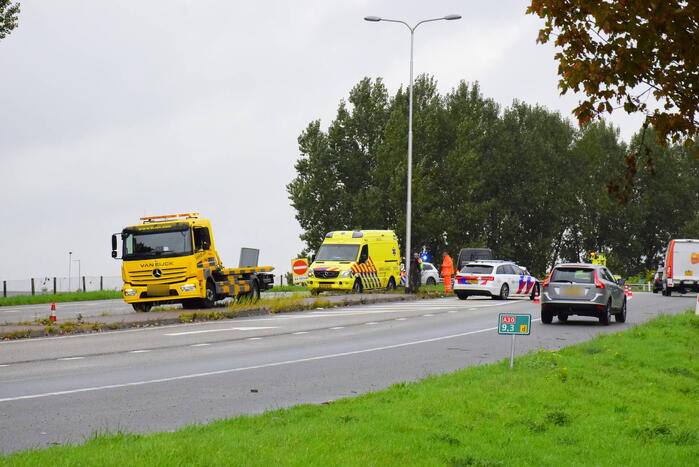 Automobilist crasht op afrit snelweg