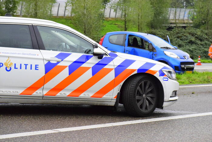 Automobilist crasht op afrit snelweg