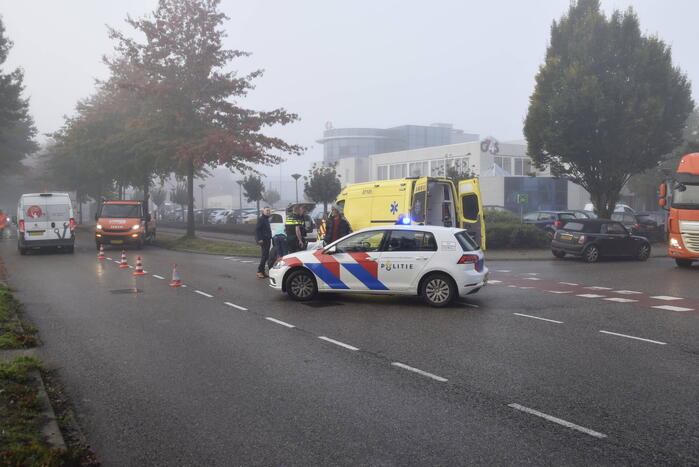 Scooterrijdster gaat onderuit op fietspad